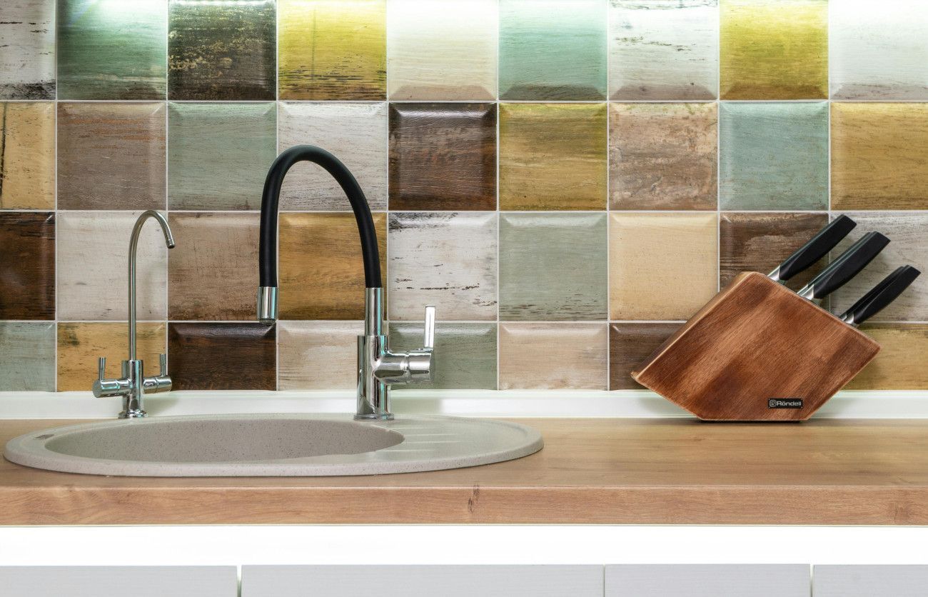Swansea kitchen backsplash expertly tiled by Daffodil Tiling.